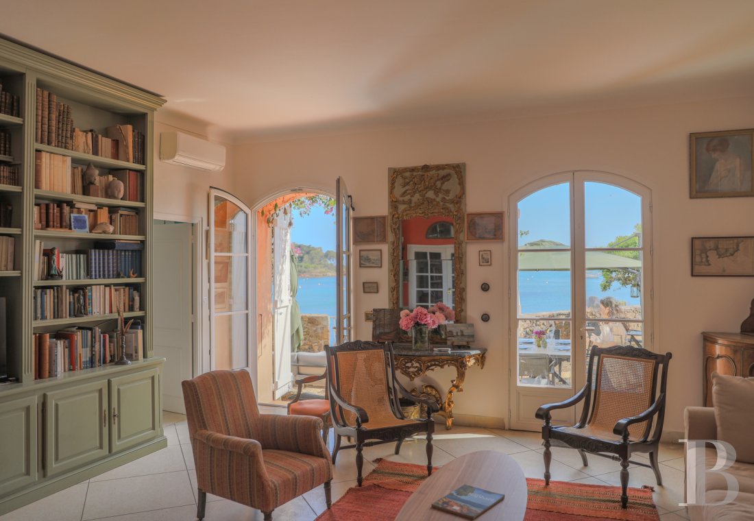 A family home built on the foundations of an ancient fortress in Agay harbour, Saint-Raphaël - photo  n°9